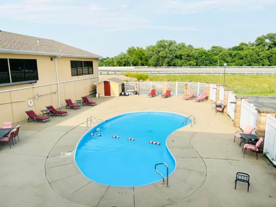 Super 8 By Wyndham Fort Scott Exterior photo