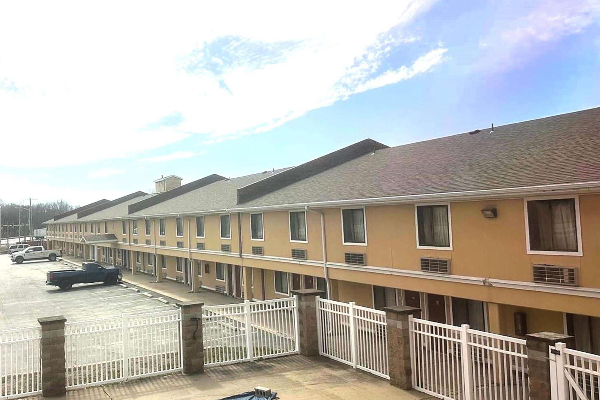 Super 8 By Wyndham Fort Scott Exterior photo